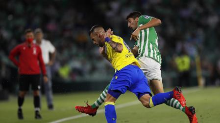 El goleador del Cádiz, Álvaro Negredo, cubre el balón ante la presión del bético Edgar González