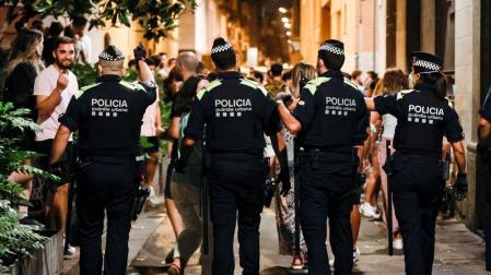 La Guardia Urbana desaloja por aglomeraciones las plazas del barrio Gràcia de Barcelona