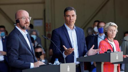 El presidente del Gobierno, Pedro Sánchez (c); la presidenta de la Comisión Europea (CE), Ursula von der Leyen (d), y el presidente del Consejo Europeo, Charles Michel (i)