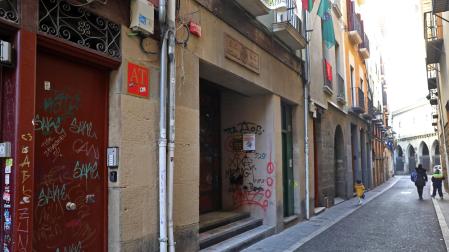 Placa roja identificativa de un apartamento turístico en la calle Jarauta de Pamplona