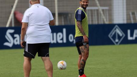 Rubén García, sonriente en un entrenamiento anterior junto a Cata, el secretario técnico