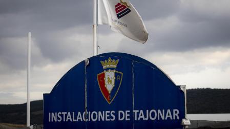 La bandera del Centenario ondea en una de las entradas de las instalaciones