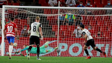 El centrocampista del Valencia CF Carlos Soler marca de penalti el gol del empate ante el Granada