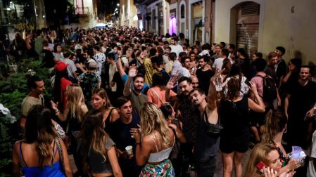 Imagen de una noche en las calles del centro de Barcelona, donde las calles se abarrotan de gente de fiesta.
