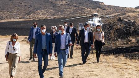 El presidente del Gobierno Pedro Sánchez (c), visita parte de la zona afectada por los incendios en la provincia de Ávila junto a los alcaldes