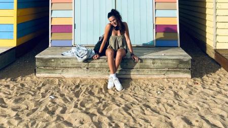 Leire Ardanaz Viscarret posa en Brighton Beach (Melbourne) ante una de las típicas casetas de colores