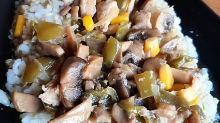 La salsa de soja da un toque de sabor al plato