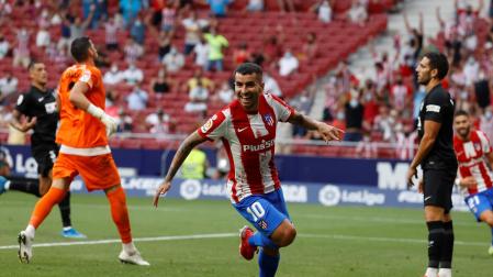 El delantero argentino del Atlético de Madrid Ángel Correa celebra el primer gol de su equipo ante el Elche