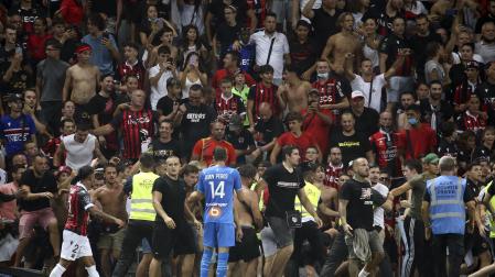 Hinchas del Niza saltan al campo para agredir a los jugadores del Marsella