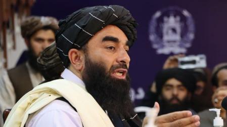 Zabihullah Mujahid, portavoz talibán habla con los periodistas durante una rueda de prensa en Kabul, Afganistán