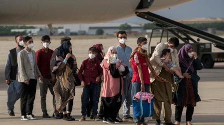 Varias personas, entre ellas niños llegan a la base aérea de Torrejón de Ardoz, procedentes de Afganistán