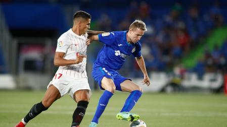 Jakub Jankto del Getafe y Erik Lamela del Sevilla en acción durante el partido