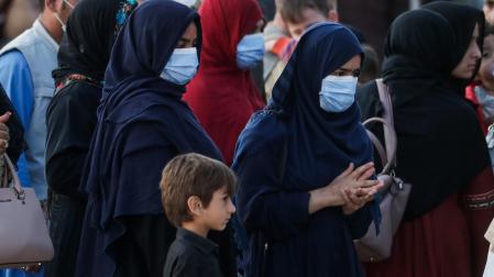 Un grupo de mujeres afganas llega a un aeropuerto de Bélgica