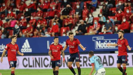 Lucas Torró recrimina una acción a Iago Aspas, que estuvo en El Sadar más pendiente de protestar y caer al suelo que de jugar