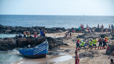 Una patera con medio centenar de inmigrantes a bordo ha arribado por sus propios medios a la playa de El Jablillo de Lanzarote