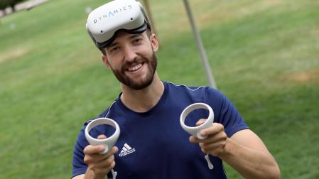 Ibai Barón muestra las gafas de realidad virtual y los controladores que le permiten sumergirse en los protocolos de rehabilitación de Dynamics.