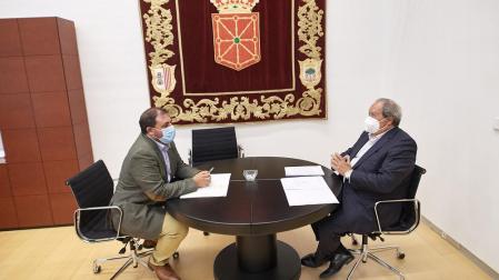 Unai Hualde y Pedro Gil, durante su reunión de este viernes