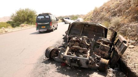 Vista de un vehículo de las fuerzas de seguridad afganas destruido en la carretera Kabul-Jalalabad, Afghanistan