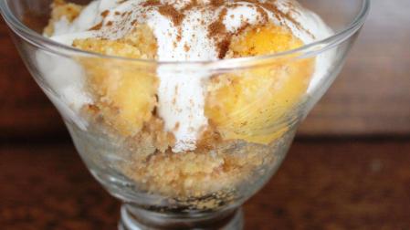 Este crumble se sirve en una copa.