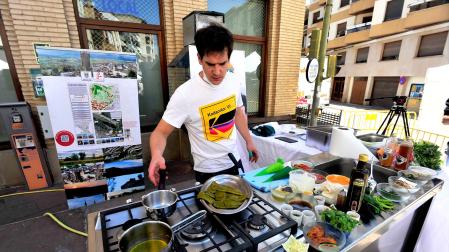 A lo largo de la calle Irurzun se colocaron varios puestos de gastronomía