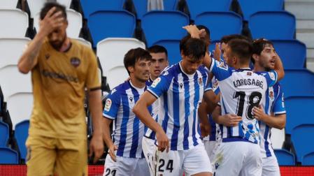 Los jugadores de la Real celebran el gol de Ander Barrenetxea