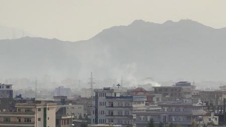 Una columna de humo en las inmediaciones del aeropuerto de Kabul