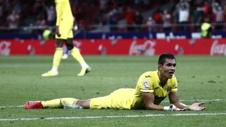 Mandi parece pedir explicaciones a Rulli tras encajar un gol en propia puerta en el minuto 95