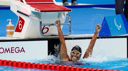 La nadadora española Teresa Perales celebra la medalla de plata en los 50 metros espalda, clase S5