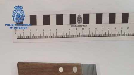 Cuchillo fracturado que llevaba el detenido