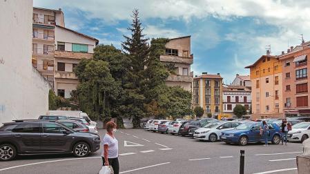 Parking del paseo de la Inmaculada, en el que se han avistado las ratas y al que da la trasera del edificio al que se apunta como foco del problema con su fachada cubierta por la vegetación