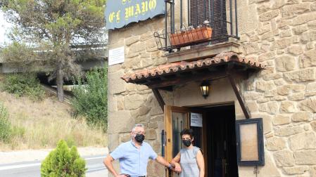 Jesús Rabal Pérez y María Jesús Marco Ezcurra bajo el cartel de El Maño
