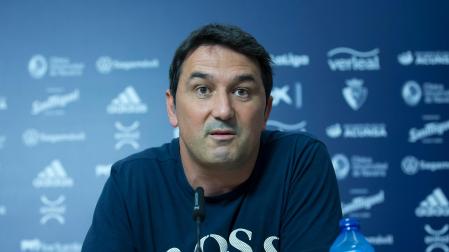 El director deportivo de Osasuna, Braulio Vázquez, durante la rueda de prensa