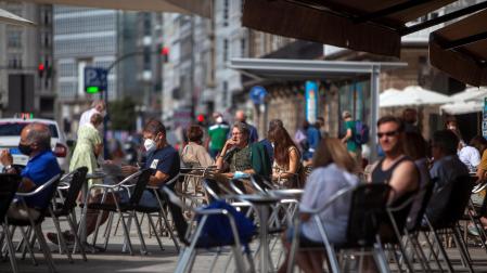 Varias personas, en la terraza de un establecimiento en A Coruña