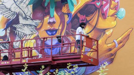 Un artista en pleno trab ajo en el festival Cantamañanas de un año anterior, en Huarte