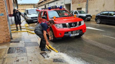 Bomberos achican agua de barios garajes en la calle Bardenas de Tudela.