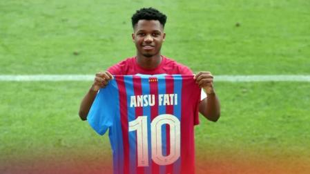 Ansu Fati posa con el que será su nuevo dorsal
