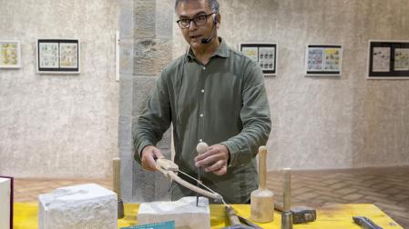 Miguel Sobrino, trabajando una piedra ayudado de un trápano de arco.