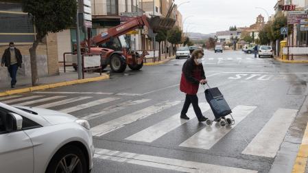 Una mujer cruza un paseo de peatones