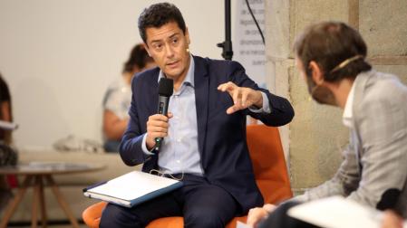 Imagen de uno de los debates de Edifica en la Sala de Armas