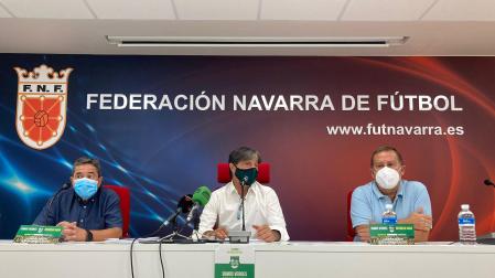 Tanto Arregui, en el centro, durante la rueda de prensa que ha ofrecido este viernes
