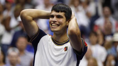 El tenista español Carlos Alcaraz sonríe tras vencer al griego Stefanos Tsitsipas