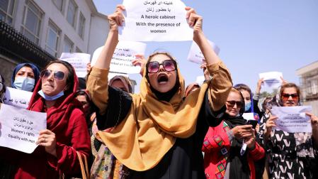 Mujeres afganas se manifiestan en las calles de Kabul