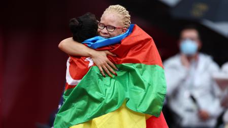 La española Adiaratou Iglesias celebra su medalla junto a Lamiya Valiyeva, de Azerbayán
