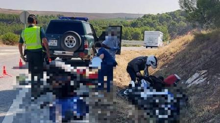 Imagen del motorista herido y los agentes de la Guardia Civil, en el lugar de los hechos.