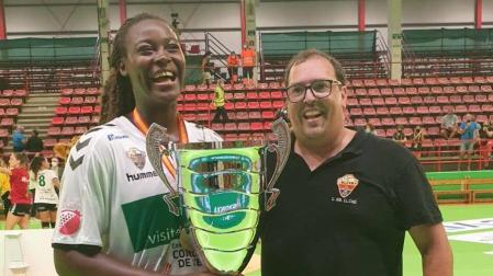 Lysa Tchaptchet y Alberto Zabalegui, con la Supercopa ganada este sábado
