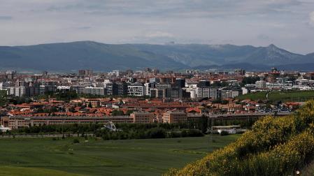 Vista de Mutilva (en primera línea y cabecera del Valle de Aranguren) y Pamplona, tomada desde Badostáin.