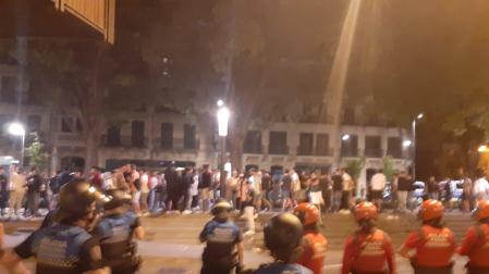 Dispositivo conjunto de Policía Municipal y Policía Foral que impiden que decenas de jóvenes regresen a la calle San Gregorio desde la confluencia con calle Ciudadela y Navas de Tolosa