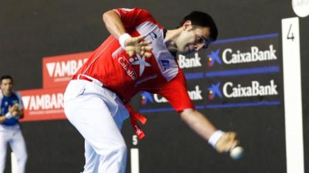 Danel Elezkano golpe a una pelota durante el partido de este sábado en Zierbana. Fue el mejor del cuarteto