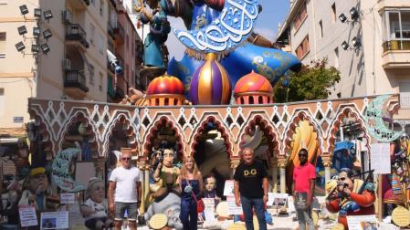 Imagen de la falla de la comisión Duque de Gaeta-Pobla de Farnals de València con los elementos que se salvarán del fuego en la 'cremà' a petición de la comunidad musulmana.