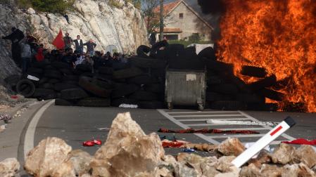 Barricada de los manifestantes montenegrinos contra la investidura del nuevo arzobispo metropolitano de la Iglesia ortodoxa serbia en Montenegro en el monasterio de Cetinje